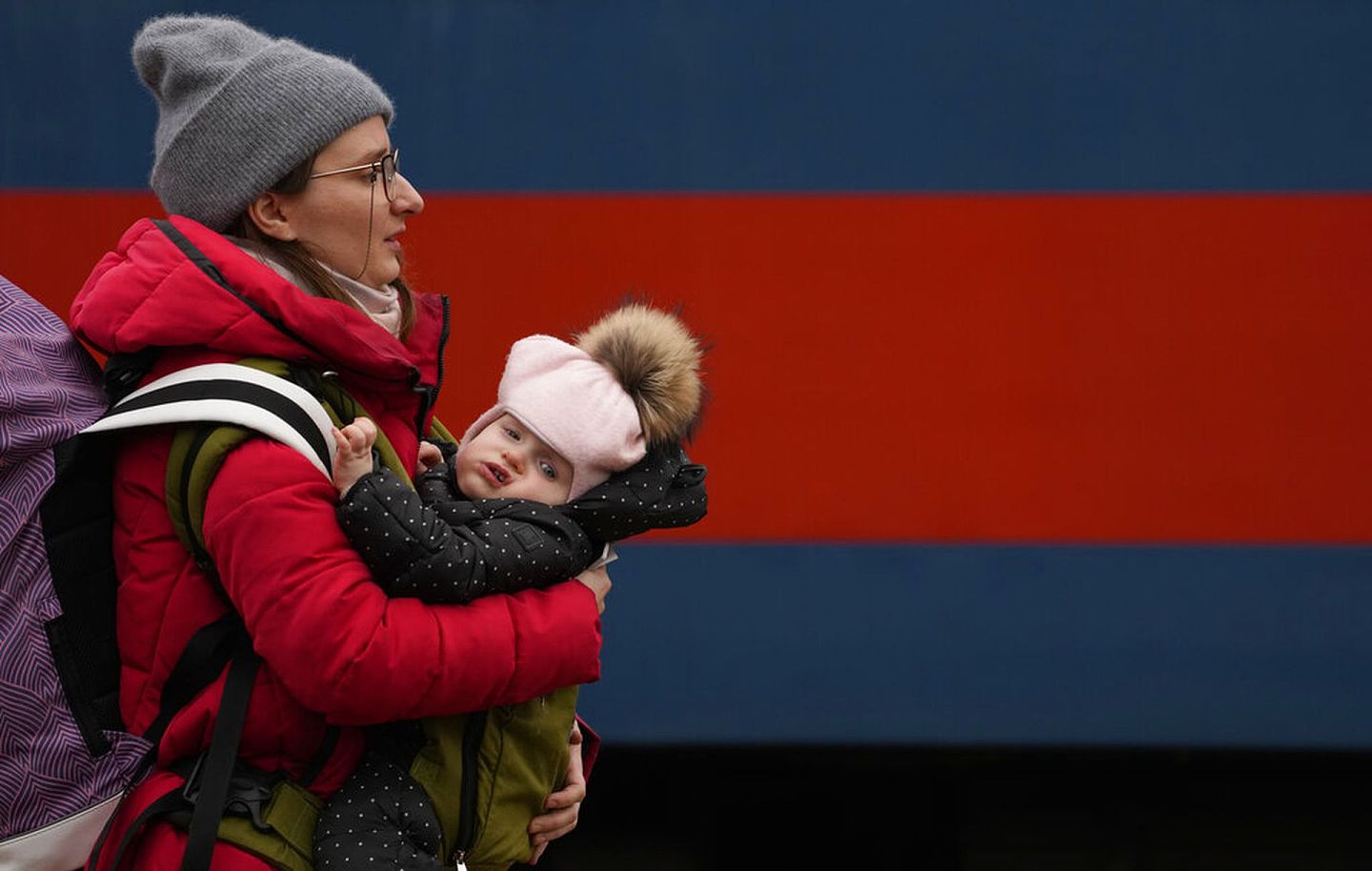 国家爆发战争，逃离乌克兰母亲们都需独力保护及照顾孩子，同样勇敢非常。（AP）