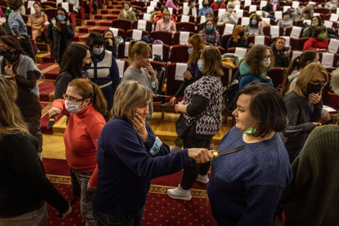 2月5日，乌克兰基辅一个非政府组织为妇女举办生存培训班，学员期间练习自卫技术。（Getty）
