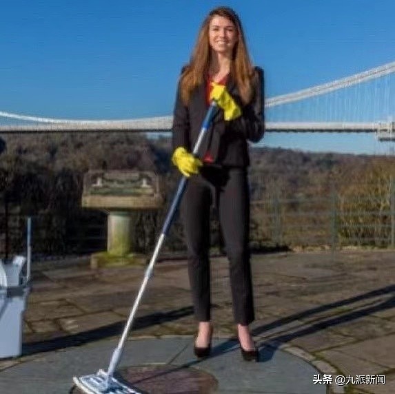 英国女生放弃大学18岁开始做家政清洁，去年赚450万英镑获首相接见