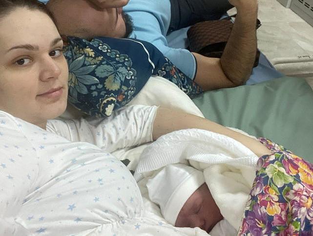 25岁乌克兰女子在防空洞生下4.09公斤大胖儿子，医护人员茫然无措，出院前百感交集（组图） - 2