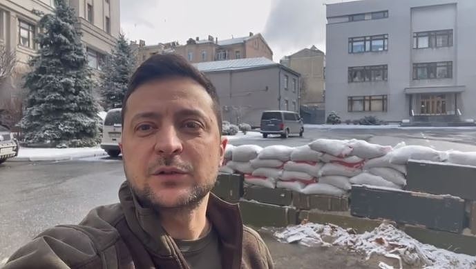 泽伦斯基PO出18秒赏雪片。 （图／翻摄自Volodymyr Zelenskiy IG）
