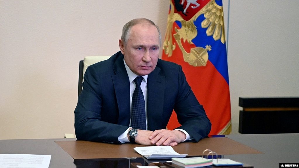 俄罗斯总统普京2022年3月3日在莫斯科郊外新奥加廖沃的官邸出席一场视讯会议。