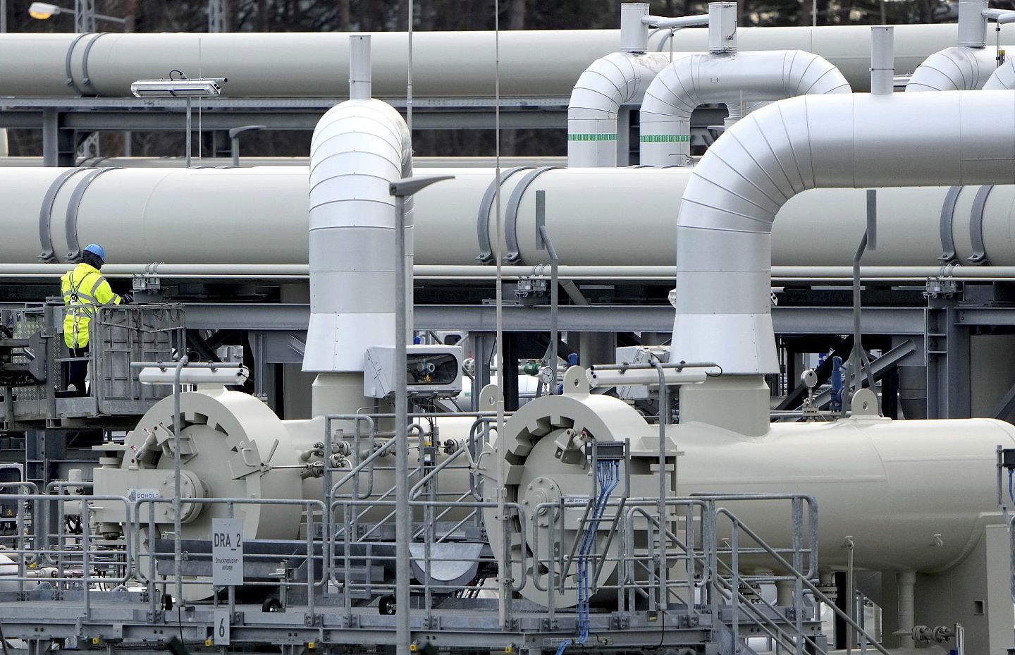 在俄乌冲突升级的背景下，德国政府将暂时停止北溪二号天然气管道项目的审批程序。（美联社）