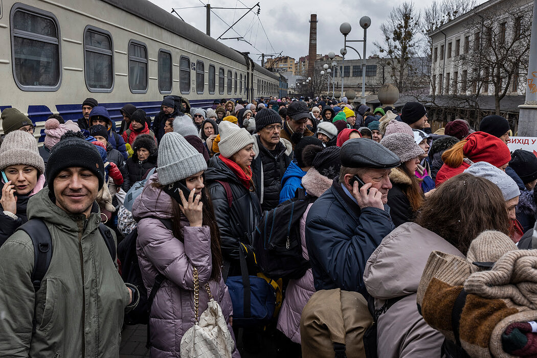 数千名逃离乌克兰首都基辅的人抵达西部城市利沃夫的火车站。