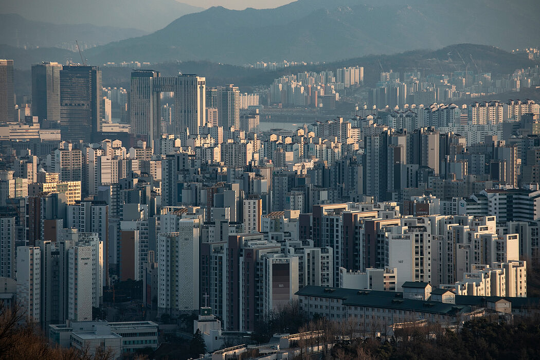 首尔的城市景观。两位主要候选人都承诺，如果当选，将提供数以百万计的新住房，他们承认住房负担是韩国人最紧迫的问题之一。