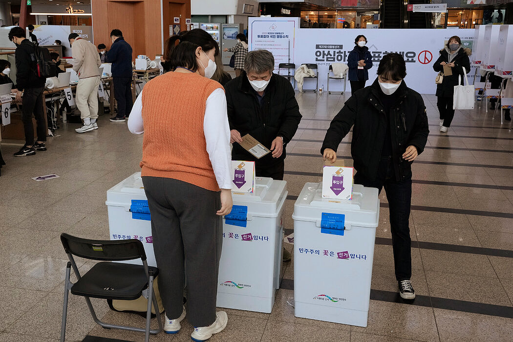 6日，民众在首尔一个投票站进行提前投票。