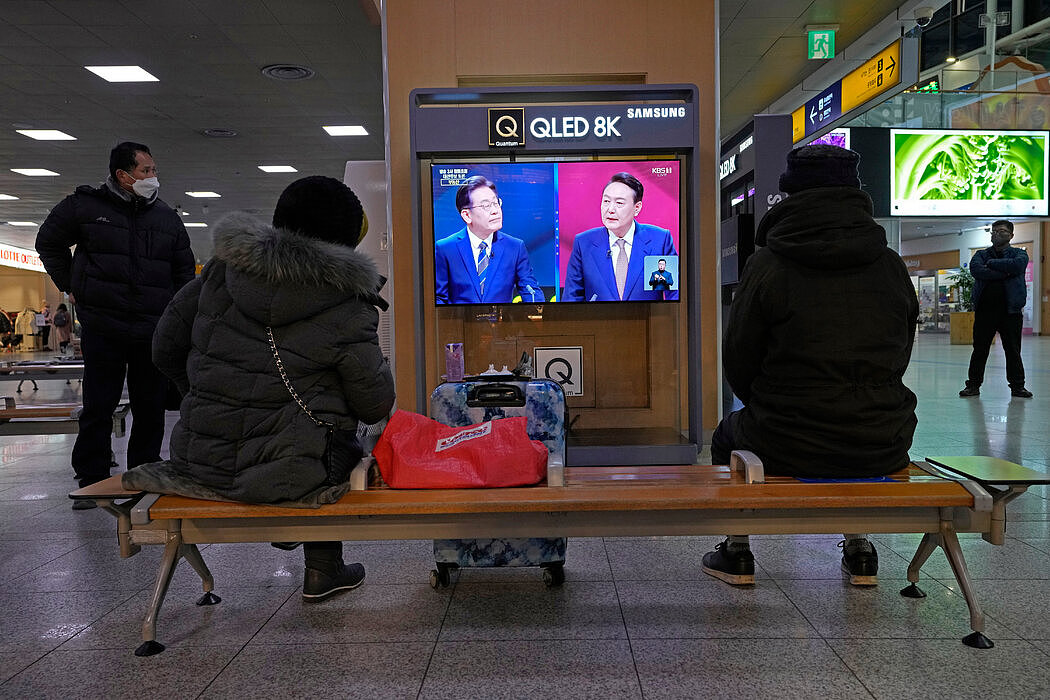 2月，在首尔火车站的大屏幕上，共同民主党的李在明和国民力量党的尹锡悦正在进行辩论。