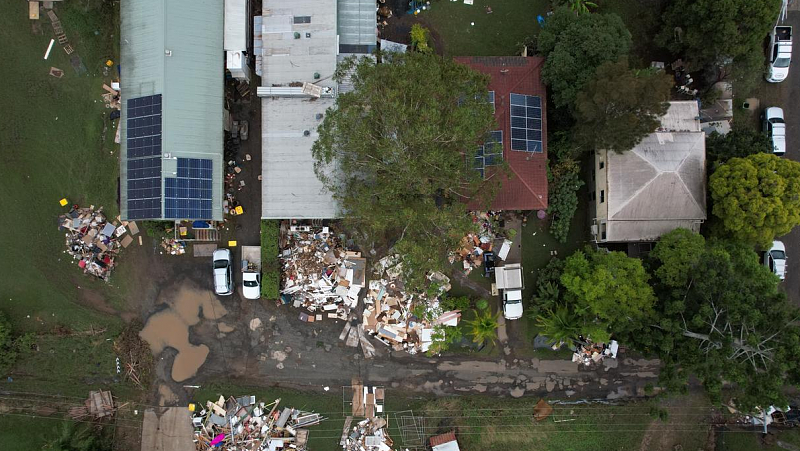 新州一地洪水退去房屋重现，街道堆满垃圾等待清理（组图） - 7