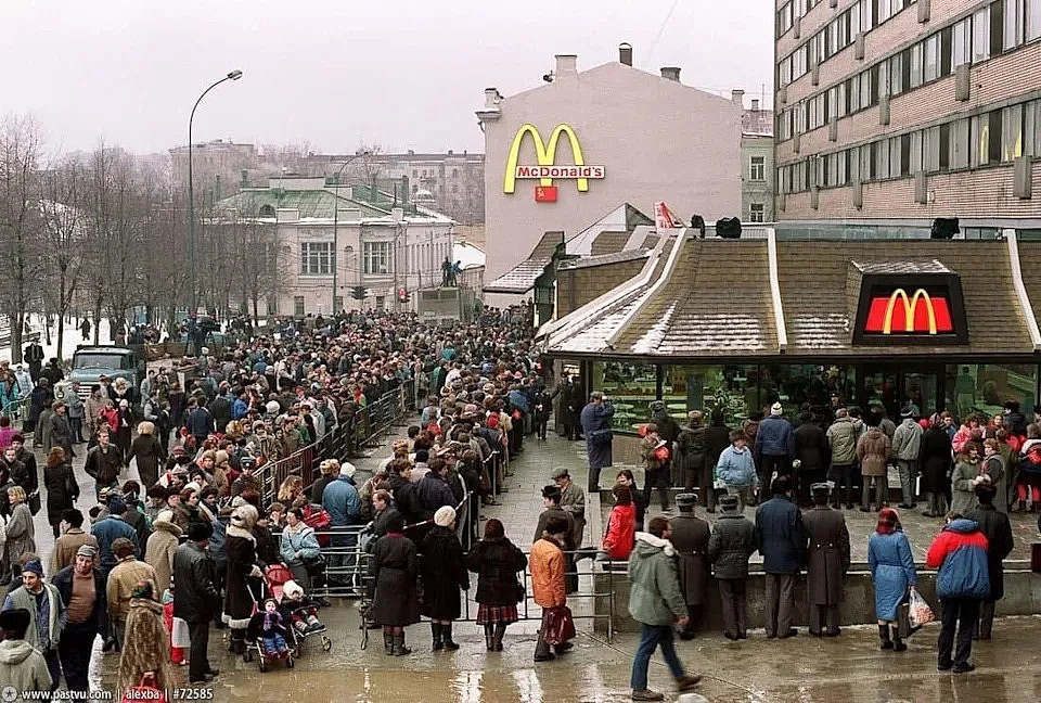 莫斯科普希金廣場的麥當勞，是麥當勞在蘇聯開設的第一間店，圖為1990年開幕時的驚人盛況。（翻攝推特）