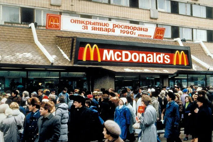 普希金廣場的麥當勞於1990年1月31日開幕，象徵著冷戰關係解凍。（翻攝推特）
