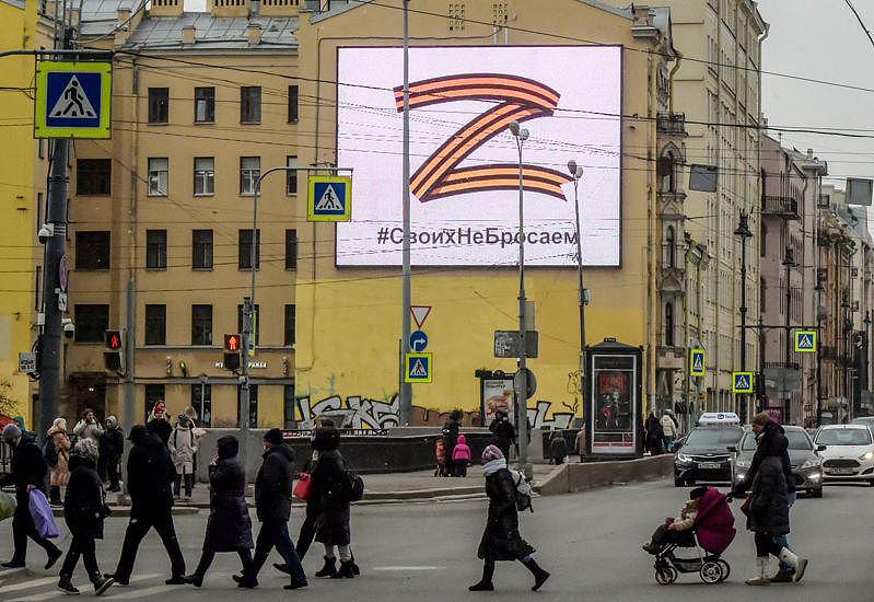 俄罗斯成为全球被制裁最严重的国家。 图为俄罗斯圣彼得堡街头上出现支持俄国出兵乌克兰的Z字符号。 （Getty Images）
