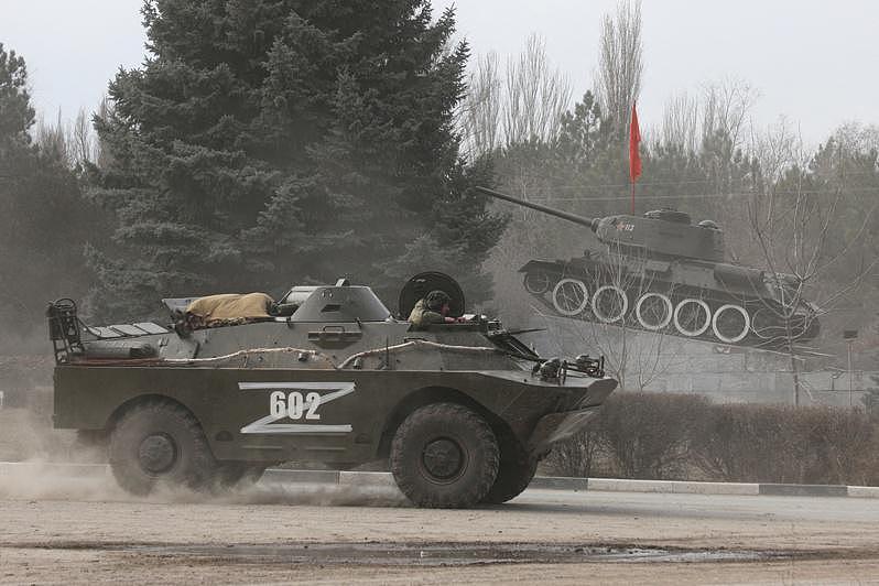 侵略乌克兰的俄军战车上经常可以看到「Z」字符号，引起外界关注。 （路透）