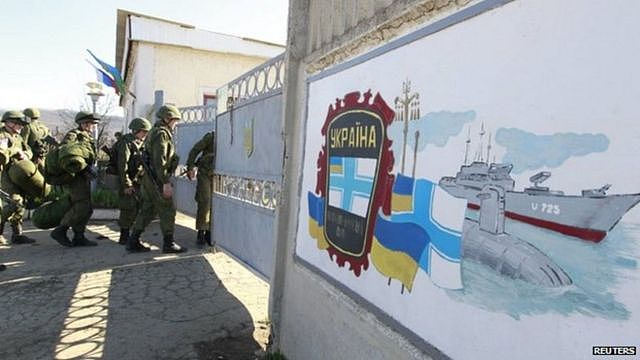 俄国军队进入克里米亚半岛上一个乌克兰军事基地