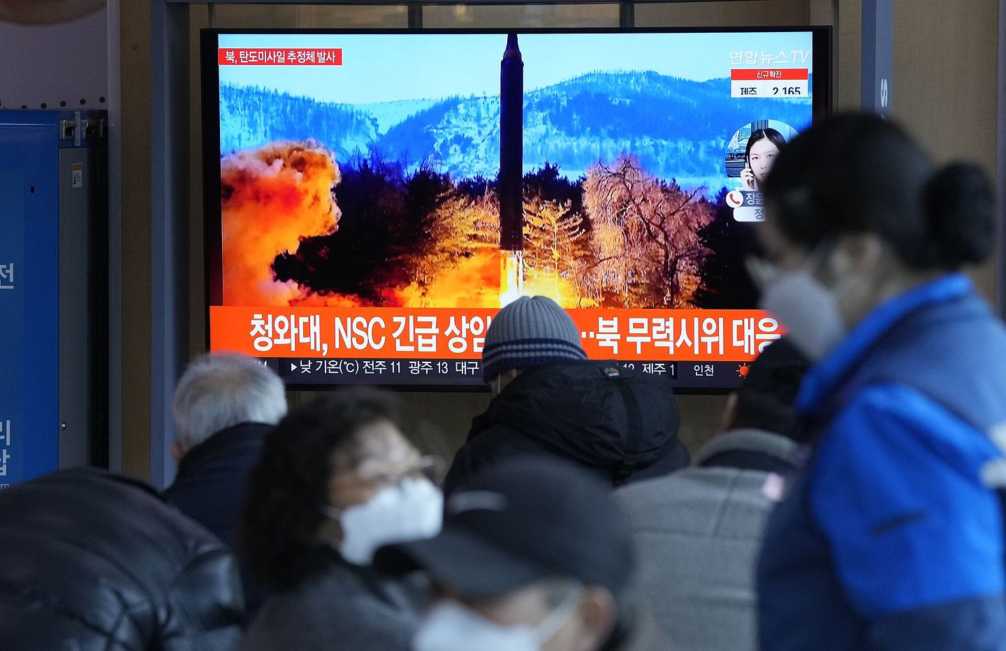 图为2月27日，韩国首尔车站，朝鲜在当日试射弹道导弹。（AP）