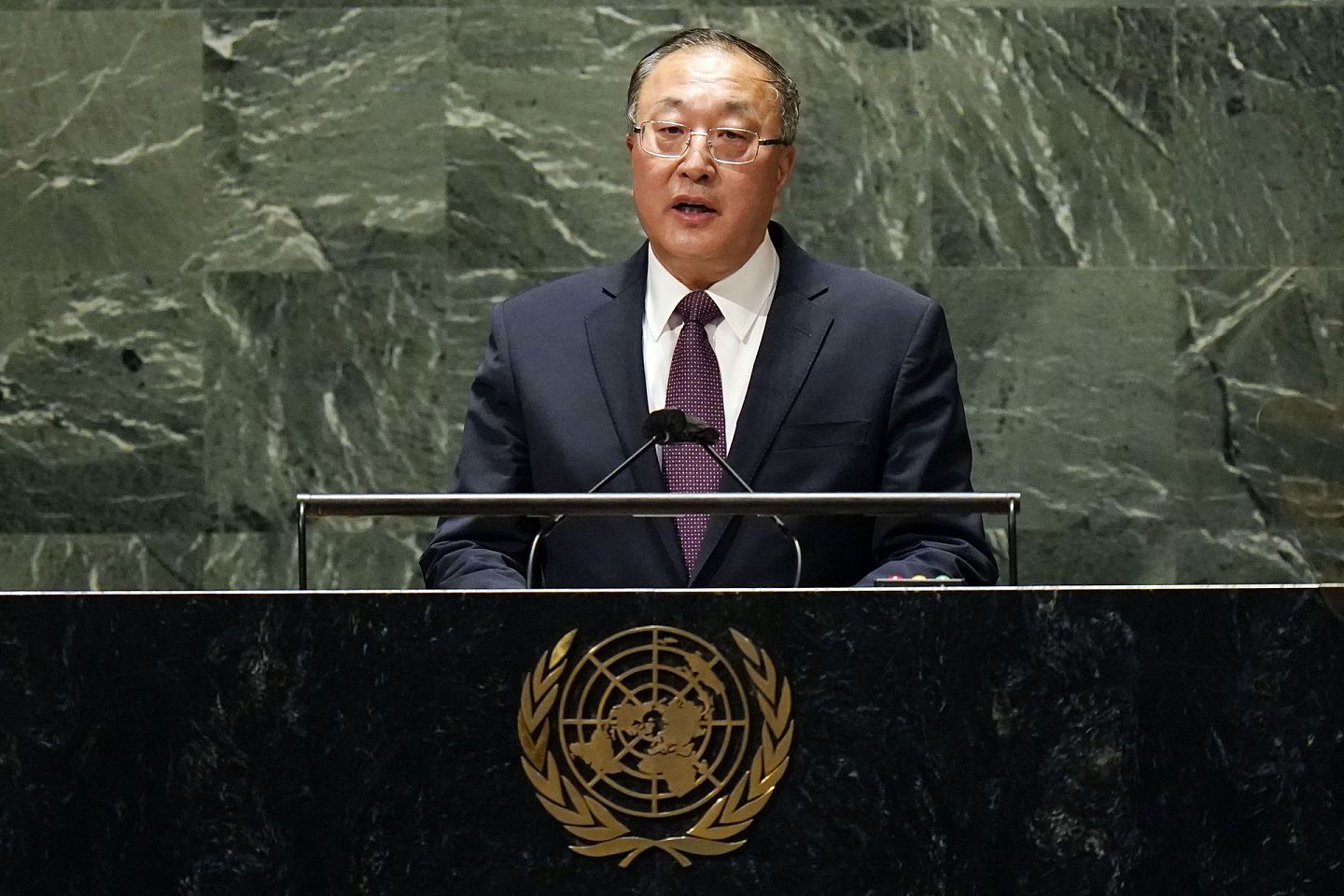 中国驻联合国大使张军2月28日在联合国大会紧急会议上发言。(美联社)