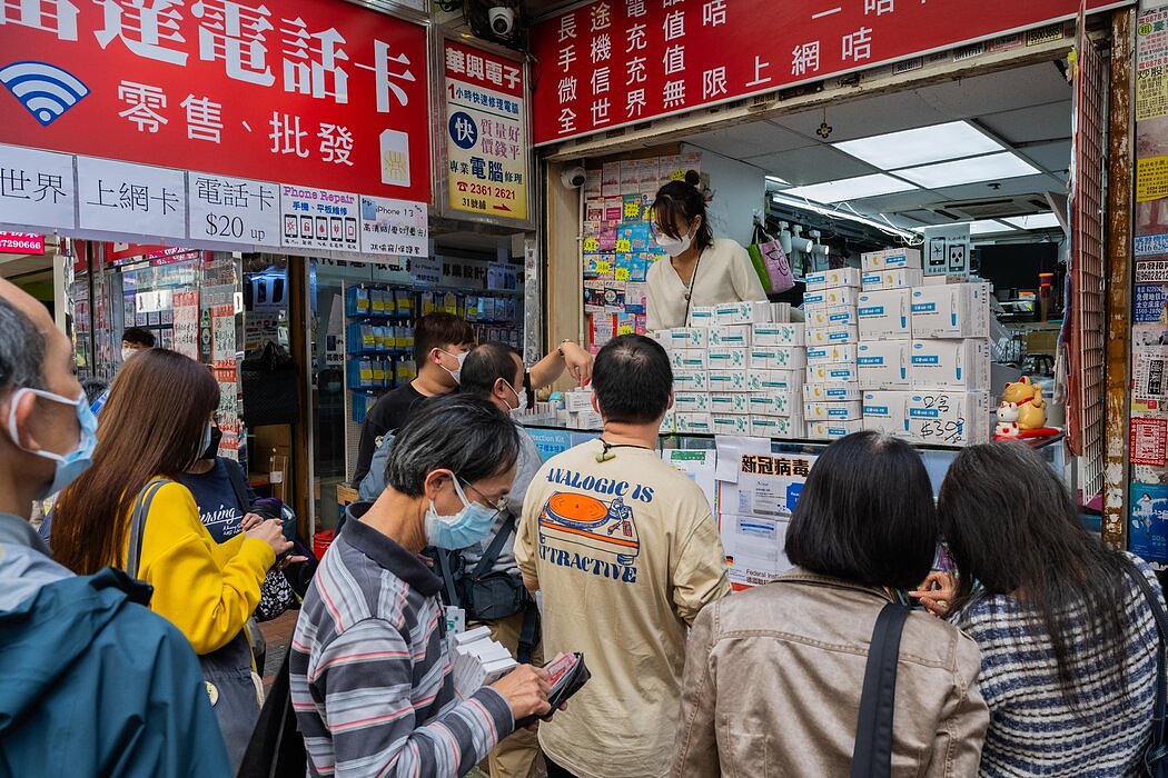 购买快速检测盒的香港民众。