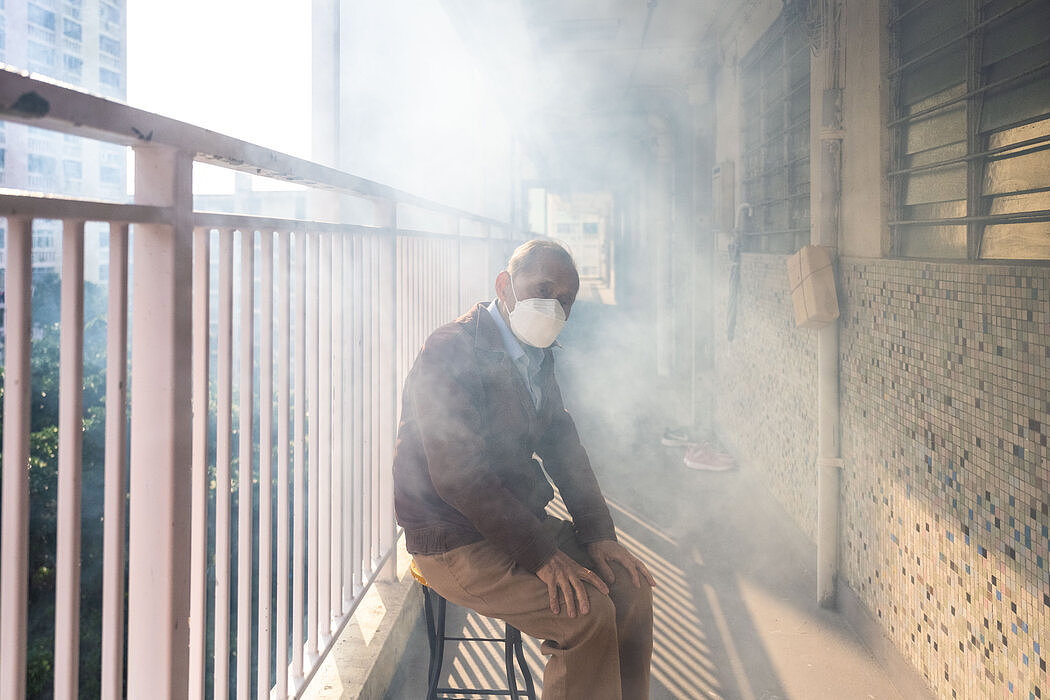 一名居民上月在香港等待工作人员对公寓进行消毒。