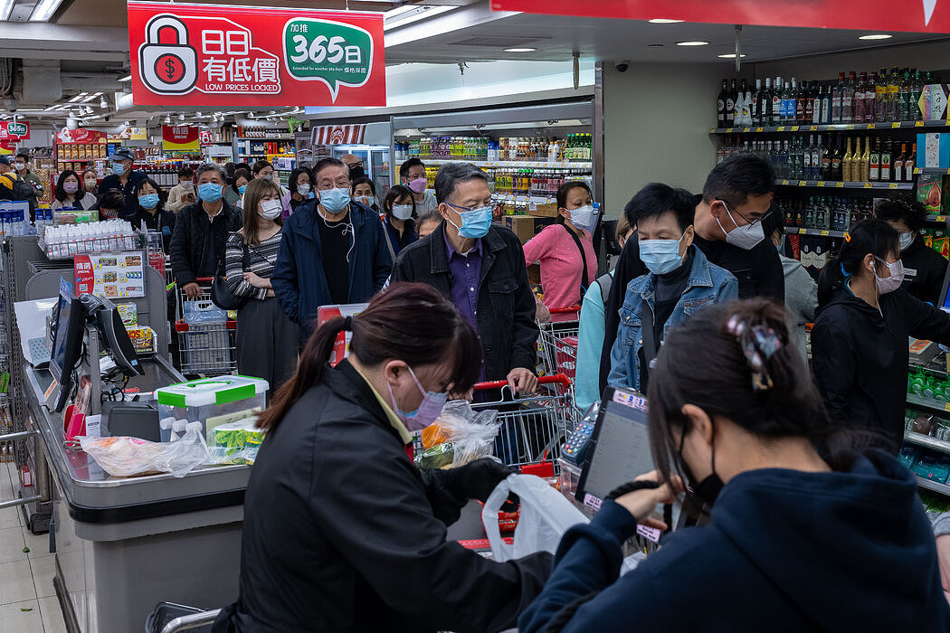 在香港一家超市排队的民众，摄于本月。