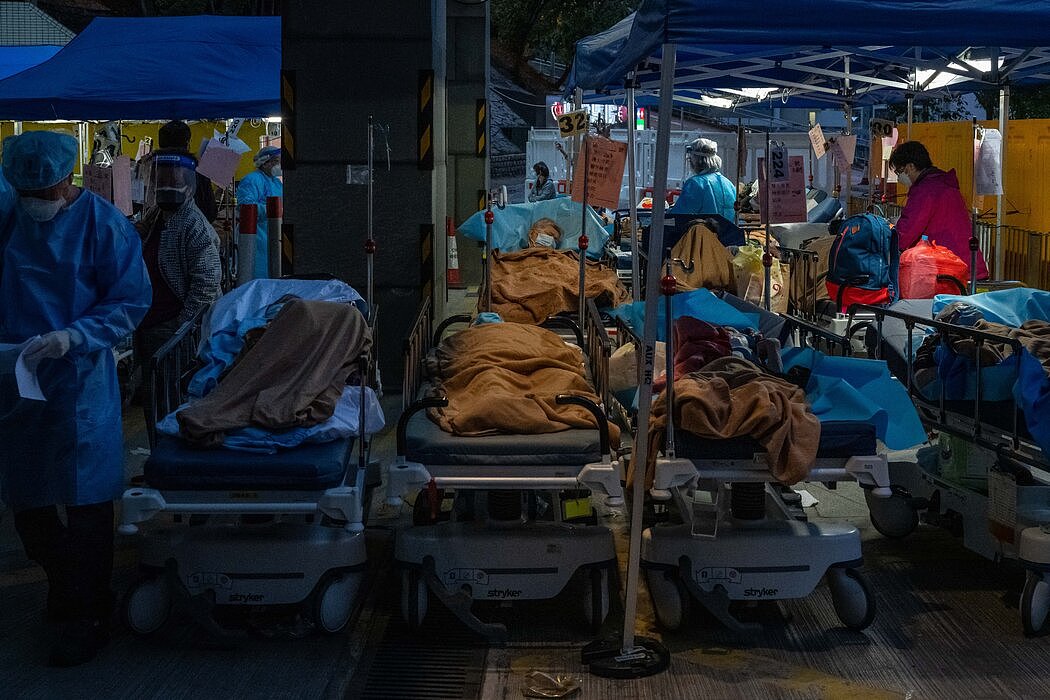 疫情暴发已使医院不堪重负，迫使它们将病人安置在户外。