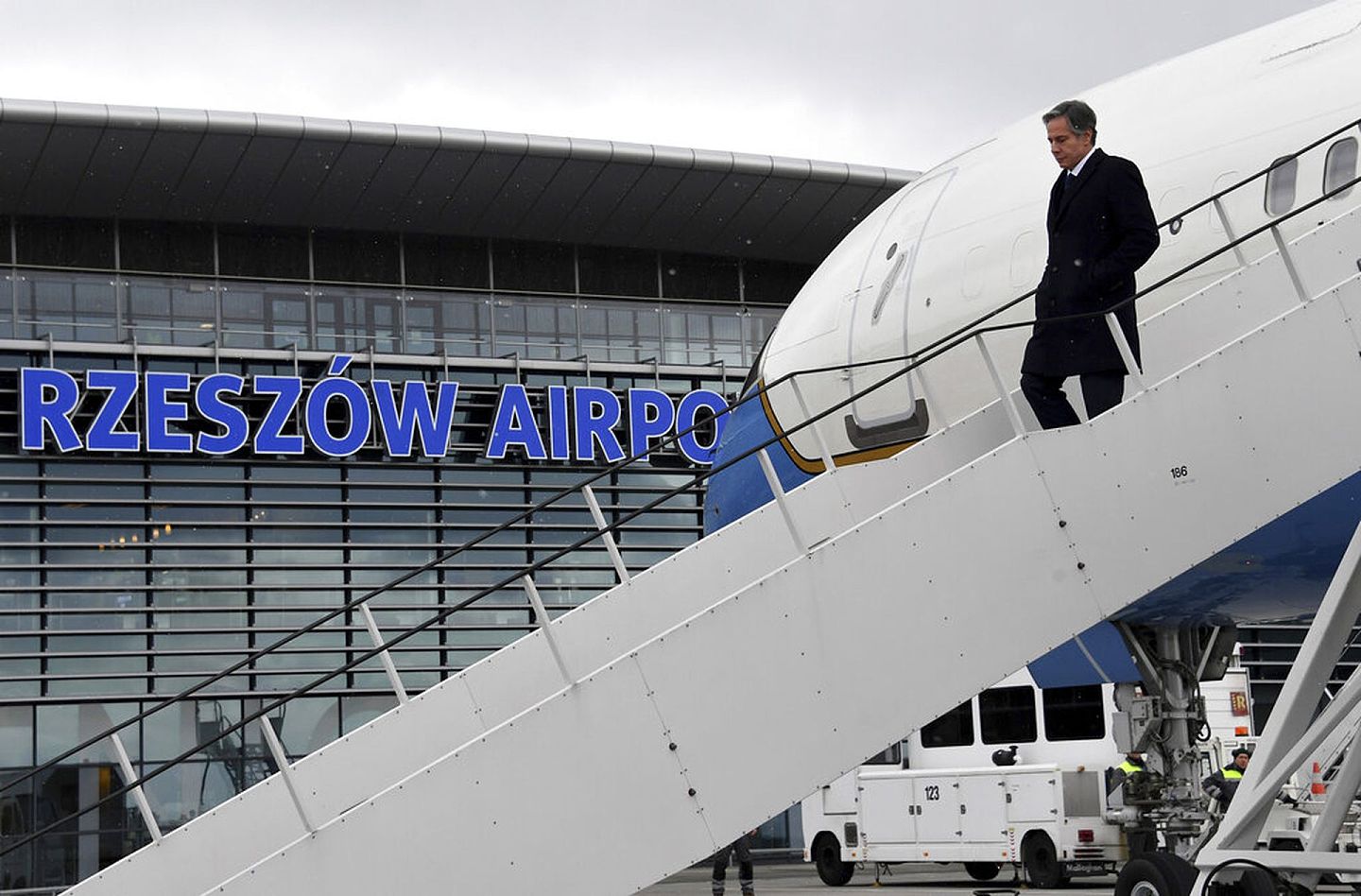 波兰的热舒夫（Rzeszów）机场离乌克兰边境不足一百公里，如今已成为各国援乌物资的转运中心。图为美国国务卿布林肯3月5日到访波兰时的照片。（AP）