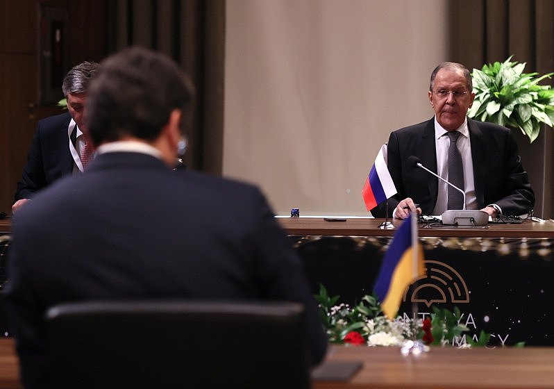 俄国外长拉夫洛夫（面对镜头者）与乌克兰外长库列巴10日在土耳其会谈。 欧新社