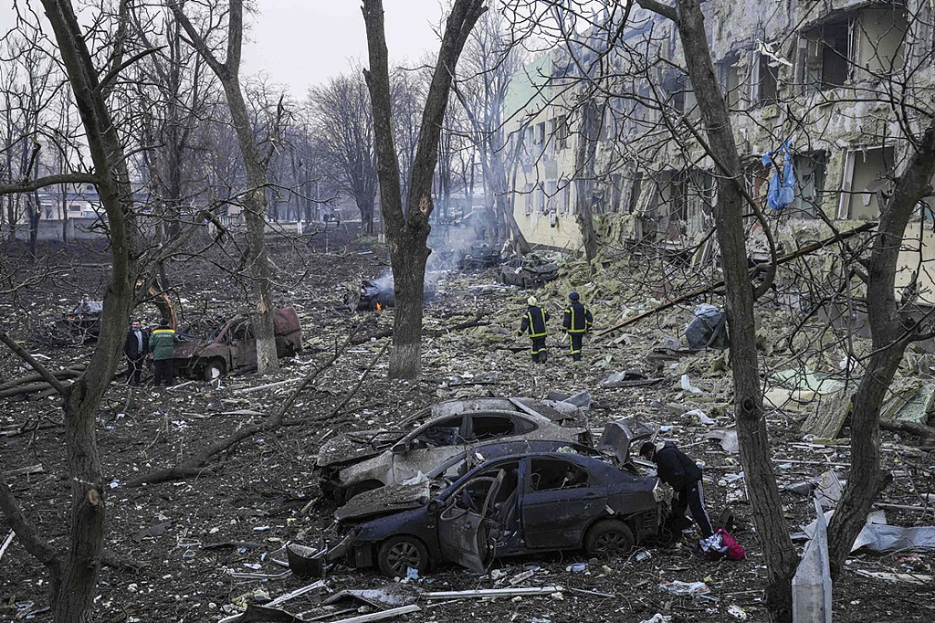 俄罗斯军队9日空袭乌克兰南部港市马立波（Mariupol）一间妇幼医院，景象有如世界末日。 （图／美联社）