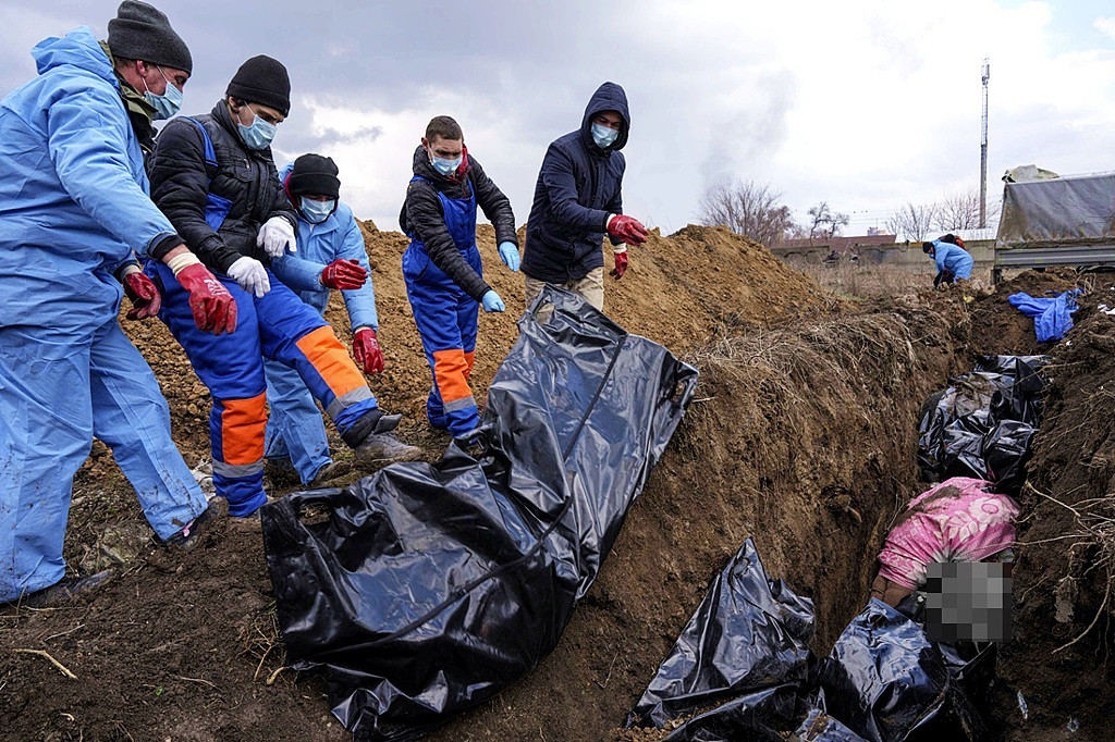 俄罗斯军队围攻乌克兰南部港市马立波（Mariupol），至今造成上千平民身亡，当地开挖大型坟冢。 （图／美联社）