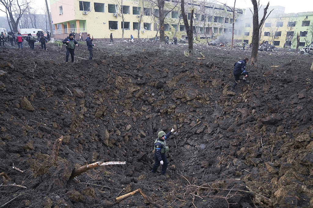 俄罗斯军队9日空袭乌克兰南部港市马立波（Mariupol）一间妇幼医院，在中庭区炸出一个大洞，景象宛如世界末日。 （图／美联社）