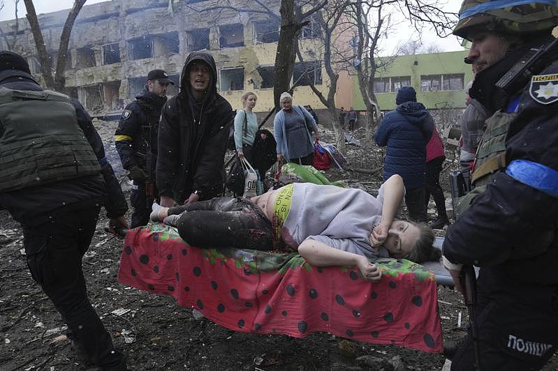 图为马立波市的急救人员和义工9日从一家遭俄军轰炸的妇产科医院里擡出一位受伤的孕妇。（美联社）