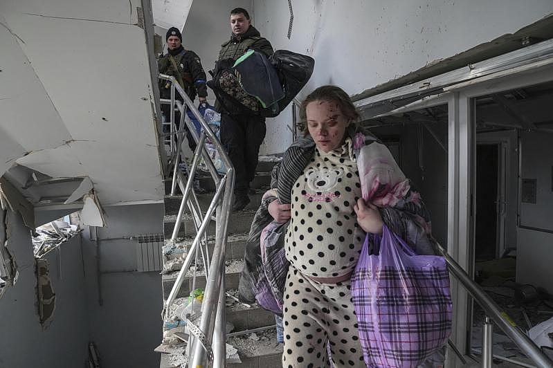 俄罗斯一周前围困乌克兰战略港口城市马立波后便不停轰炸，9日更违反停火协议空袭儿童...