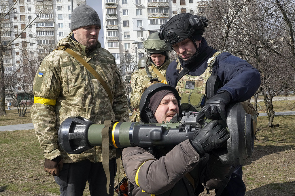 乌克兰民兵学习如何使用NLAW反战车飞弹。（图／美联社）