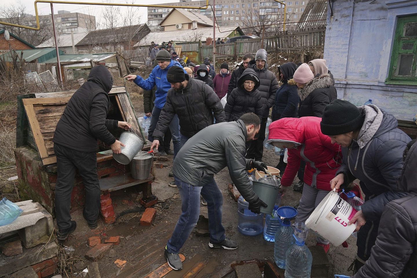 2022年3月9日，大批民众在东南部港口城市马里乌波尔（Mariupol）市郊一个水井轮候食水。（AP）