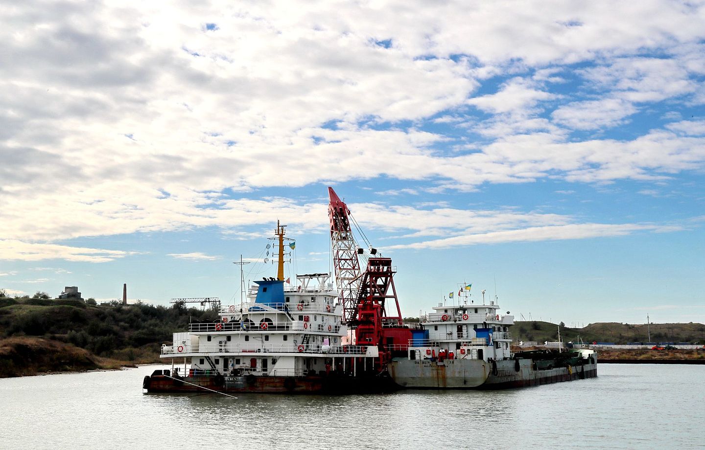2017年，中国疏浚船队在乌克兰敖德萨州南方港施工，以解决该港口被淤泥阻塞多年的困扰，这对乌克兰进一步扩大粮食出口具有战略意义。（新华社）
