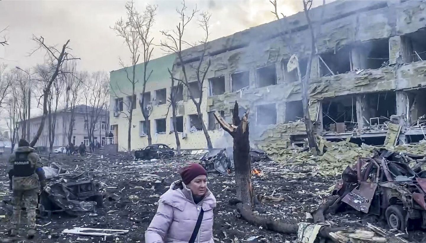 乌克兰局势：马里乌波尔市议会提供的视频截图显示3月9日该市医院遇袭后的境况。（AP）