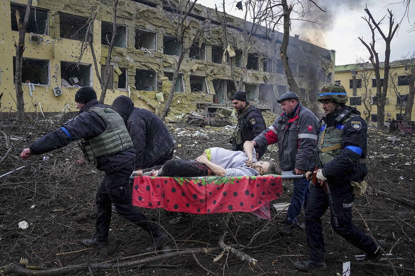 乌克兰局势：3月10日，警察和士兵从马里乌波尔妇产科医院抬走一位看似受伤的孕妇。（AP）