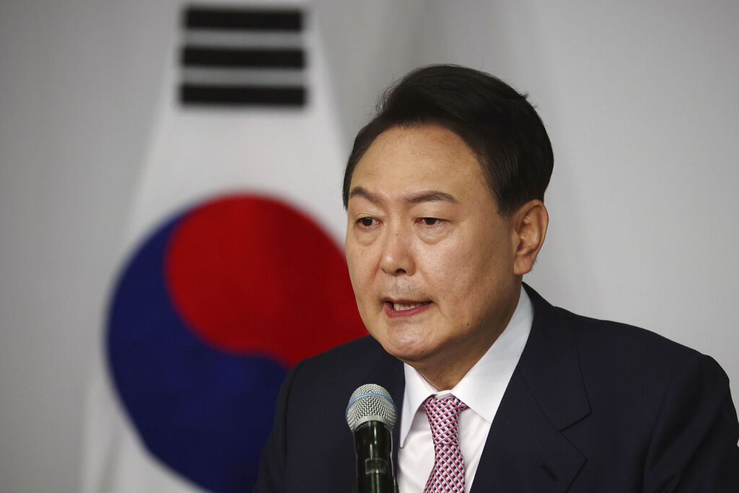 图为2022年3月10日，韩国当选总统尹锡悦在首尔举行的国民议会新闻发布会上发表讲话。他曾宣称在他上任之后会展开对文在寅政府人员的调查，引来文在寅当局和共同民主党阵营的强烈指责。（AP）