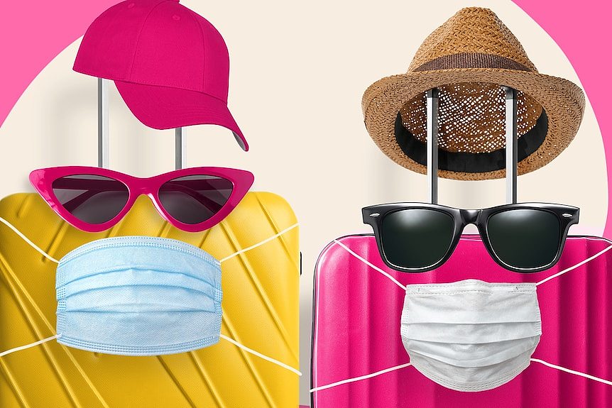 两个手提箱上戴着面具、太阳镜和帽子。
