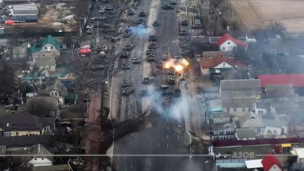 近期一段影片在社交媒體上瘋傳，可見俄軍戰車縱隊在公路上遭遇烏克蘭重砲攻擊。（圖／路透社）