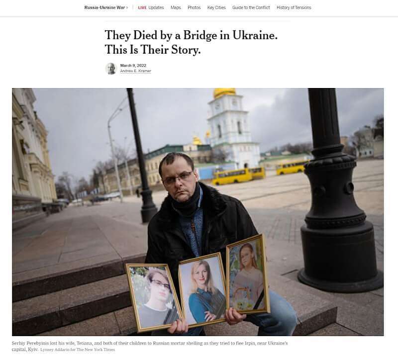 纽约时报报导，替矽谷一家科技公司的乌克兰办公室工作的女性日前带儿女逃难时，被俄罗斯炮火击中致3人身亡。 图为死者丈夫手持妻子与小孩的遗照。 （图取自纽约时报网页nytimes.com）