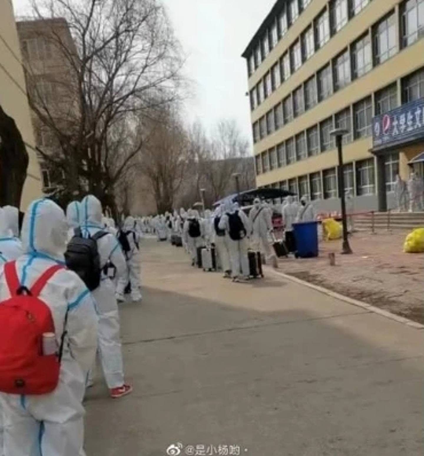 學生爆料後，有大巴和穿著防護衣的工作人員來移轉學生出校。（微博）