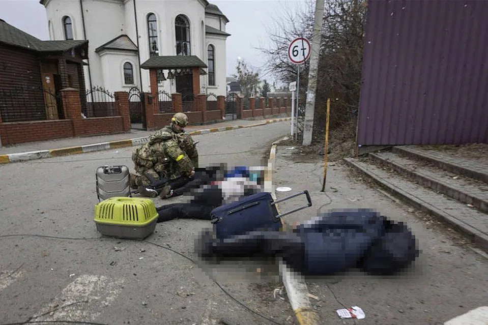 基輔附近城市伊爾平市（Irpin）傳出，俄軍故意鎖定平民撤離路線開火，導致一名43歲逃難女子塔提亞娜（Tatiana Perebeinis）及其2名子女，3人不幸遭俄軍冷血擊斃。（圖／翻攝自推特）