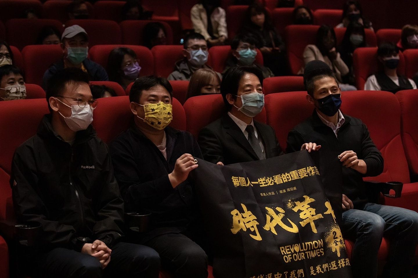 赖清德（前排右二）3月6日出席香港反修例纪录片放映会，表示“在乌克兰，武器战车无法击垮守护生命与和平的强韧意志；在香港，威权者打不垮用血泪捍卫所爱的意志与决心”，“台湾也一样”。（Facebook@赖清德）