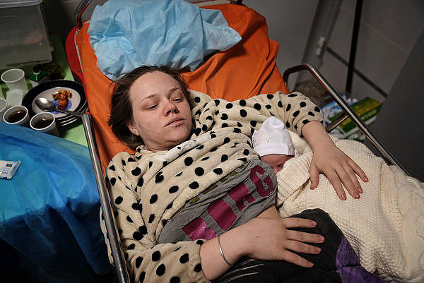 ▲乌克兰女模玛丽安娜（Mariana Vishegirskaya）的受伤照被俄方指控造假，但乌克兰方面表示，她现已顺利分娩。 （图／达志影像／美联社）