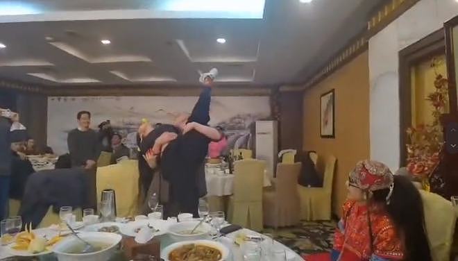 62岁杨丽萍饭局上斗舞，看徒弟跳舞不停指导太投入，被吐槽戏太多（组图） - 3