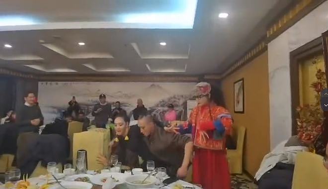 62岁杨丽萍饭局上斗舞，看徒弟跳舞不停指导太投入，被吐槽戏太多（组图） - 2