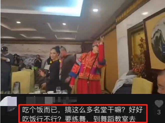 62岁杨丽萍饭局上斗舞，看徒弟跳舞不停指导太投入，被吐槽戏太多（组图） - 4