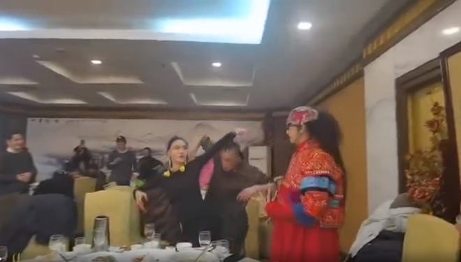 62岁杨丽萍饭局上斗舞，看徒弟跳舞不停指导太投入，被吐槽戏太多（组图） - 1