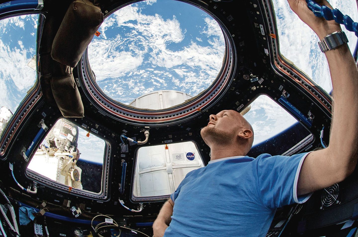 图为ISS上穹顶舱（cupola）的地球景色，至今只有数百人亲身观看过。（NASA）