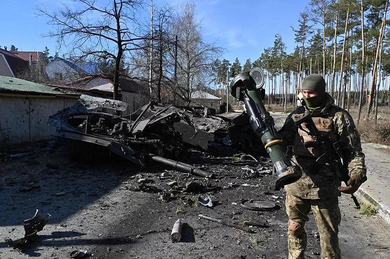 在伊尔平与俄军发生激烈巷战的乌克兰士兵，12日手持摧毁一辆俄国装甲运兵车的「下一代轻型反战车武器」（Next Generation Light Anti-tank Weapon，NLAW)。 Getty Images