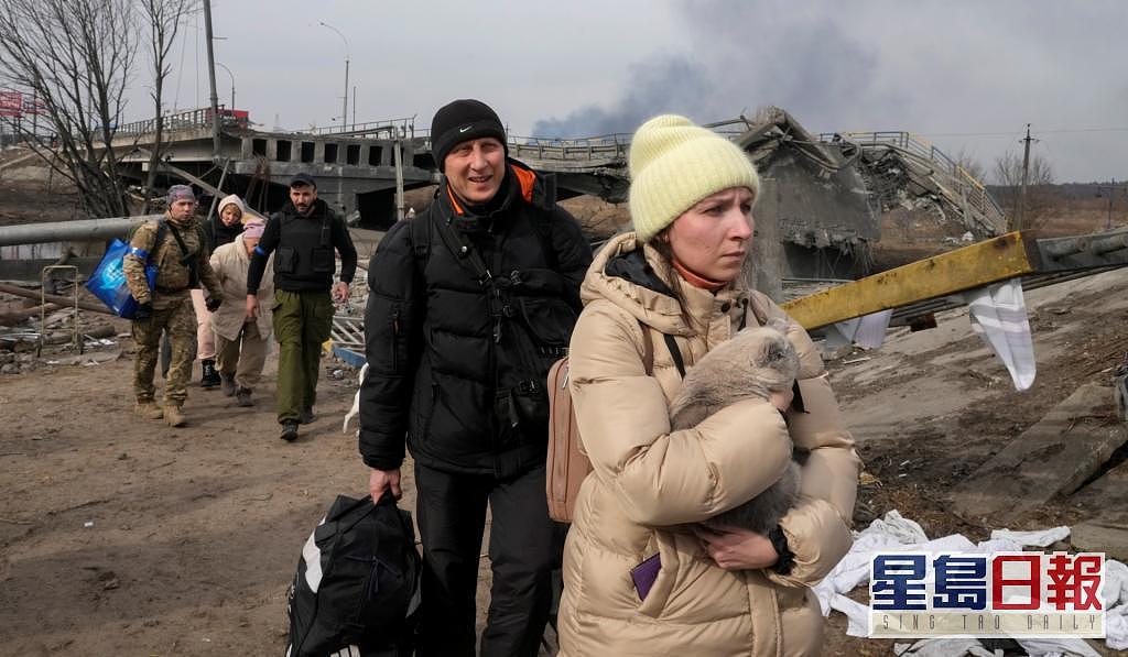 乌克兰指俄军在人道主义走廊向撤离的平民。 AP